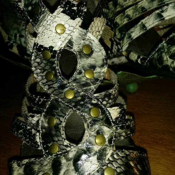 Avon Fashions Snakeskin 🐍Gladiator Sandals - Picture 2 of 7